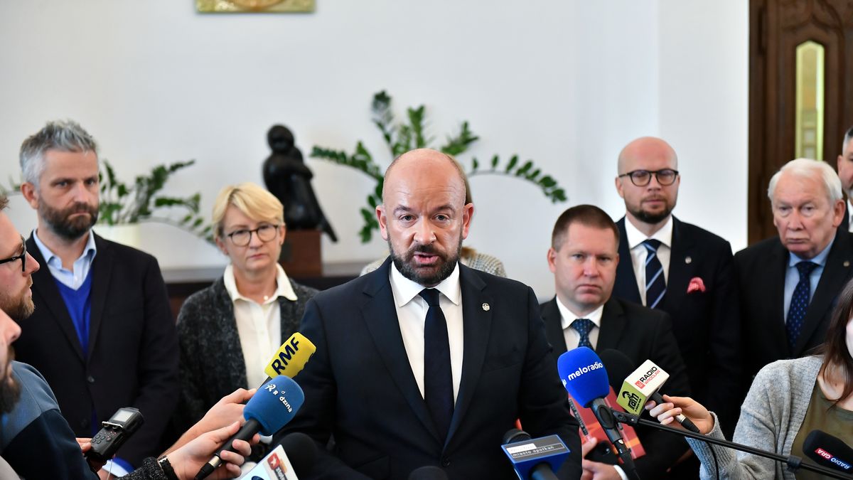 Wrocław, 20.09.2022. Prezydent Wrocławia Jacek Sutryk (C), skarbnik miasta Wrocławia Marcin Urban (3P), sekretarz miasta Wrocławia Włodzimierz Patalas (P) i wiceprezydent Wrocławia Jakub Mazur (2P) na konferencji prasowej dotyczącej postępowania przetargowego na dostawę energii elektrycznej dla Wrocławia. (aldg) PAP/Maciej Kulczyński