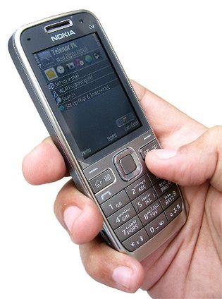 Nokia E52 to telefon z tradycyjnymi klawiszami