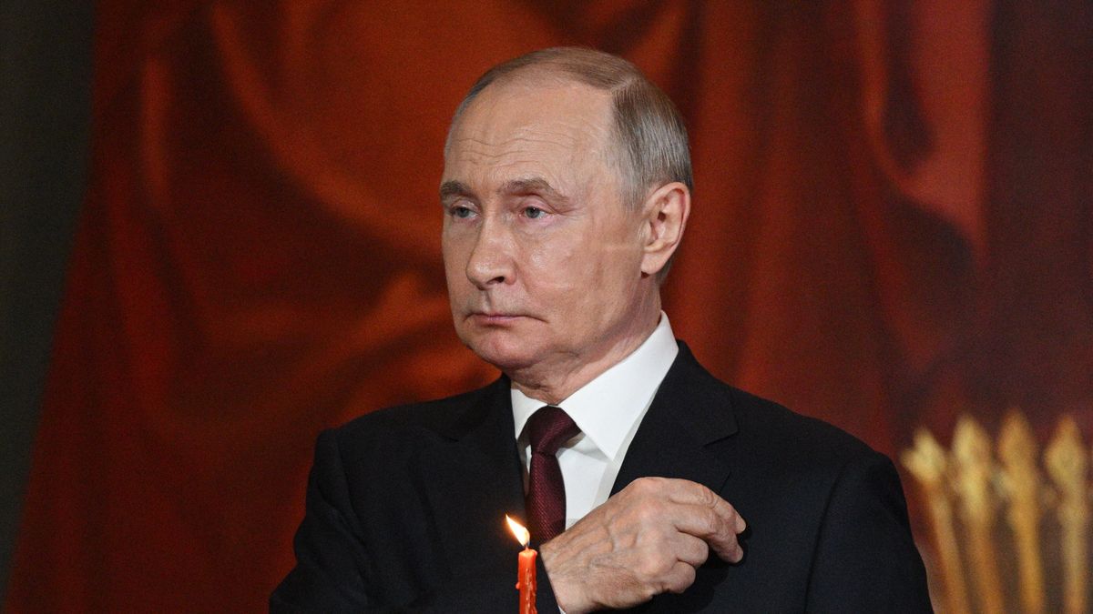 Russian President Vladimir Putin attends the Orthodox Easter service at the Cathedral of Christ the Saviour in Moscow, Russia, 20 April 2025. The Orthodox and Catholic churches will celebrate Easter on 20 April. EPA/RAMIL SITDIKOV / SPUTNIK / KREMLIN / POOL MANDATORY CREDIT Dostawca: PAP/EPA.