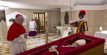 Przeniosą ciało papieża. Wierni już czekają