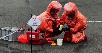 Katowice: Ponad 1,5 miliona złotych dla strażaków z Piotrowic. Nowoczesny sprzęt pomoże walczyć z pożarami nielegalnych składowisk
