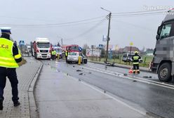 Śląsk. Śmiertelny wypadek. Kierowca fiata nie przeżył zderzenia z ciężarówką