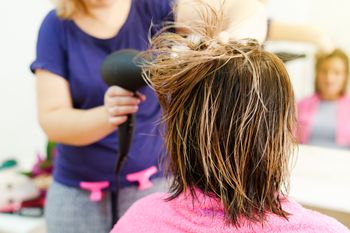 "Rounded bob" robi furorę w salonach. Fryzura dla kobiet z klasą