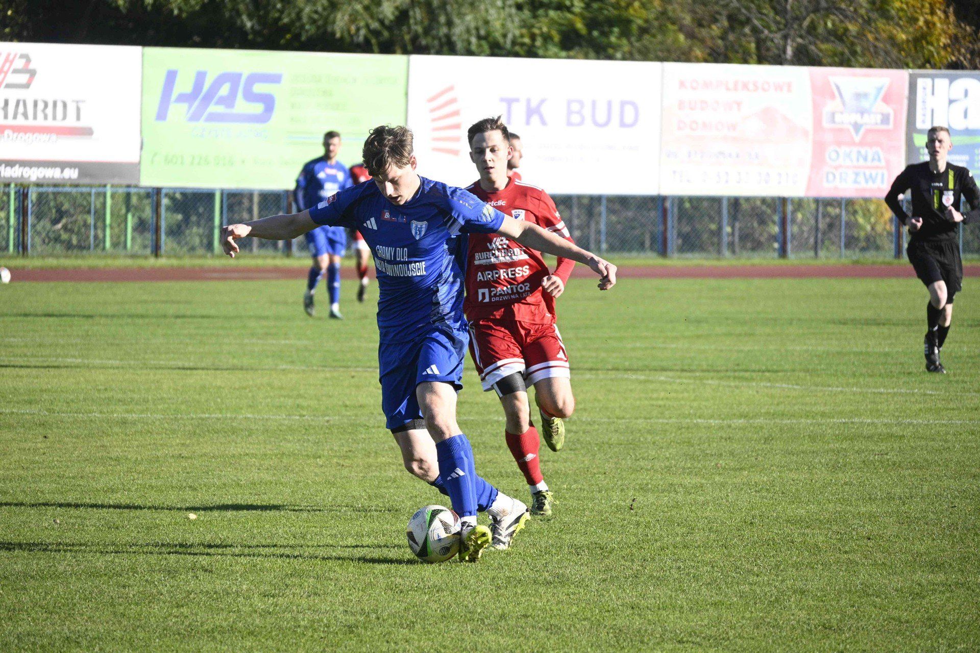 W meczu 13. kolejki Betclic 3. Ligi piłkarze Wdy Świecie (czerwone stroje) wygrali 2:1 z Flotą Świnoujście