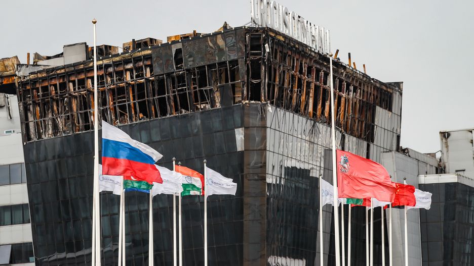 The Russian national (L) and Moscow (R) flags fly at half-mast in memory of the victims of the terrorist attack in front of the Crocus City Hall in Krasnogorsk, outside Moscow, Russia, 28 March 2024. At least 143 people were killed and more than 100 hospitalized after a group of gunmen attacked the concert hall in the Moscow region on 22 March evening, Russian officials said. Eleven suspects, including all four gunmen directly involved in the terrorist attack, have been detained, according to Russian authorities. EPA/YURI KOCHETKOV Dostawca: PAP/EPA.