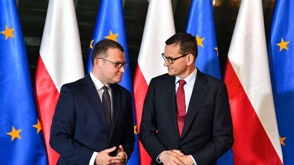Na zdjęciu Paweł Szefernaker i Mateusz Morawiecki na tle flag unijnych i polskich
