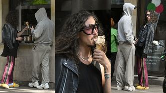 Michał Szpak pałaszuje lody na mieście w towarzystwie tajemniczego znajomego. Do lodziarni wyszedł w bamboszach. Stylowo?