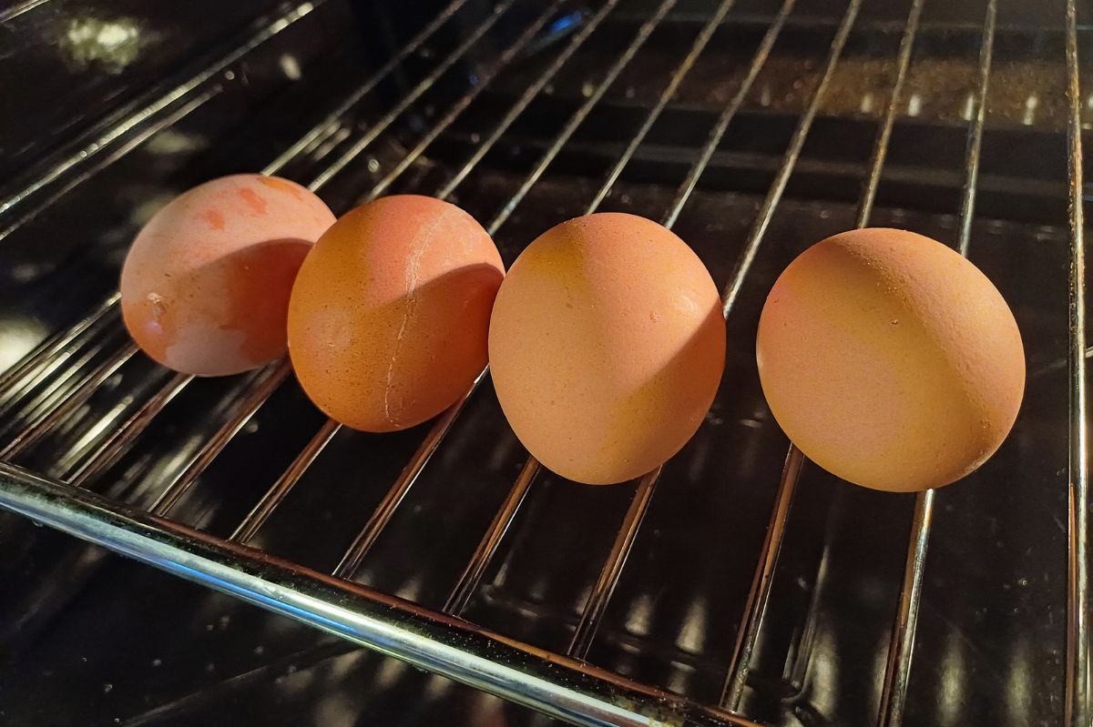 Wstaw jajka do piekarnika i zostaw na 13 minut. Będziesz zachwycony