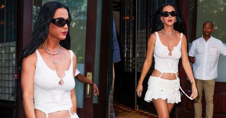FRYWOLNA Katy Perry spaceruje nowojorskimi ulicami w odważnej stylizacji. Przyodziała się w króciutką mini. Stylowo? (ZDJĘCIA)