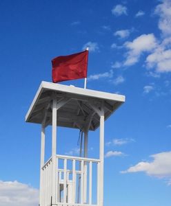 Gdy ją zobaczysz, nie wchodź do wody. Co oznacza czerwona flaga?