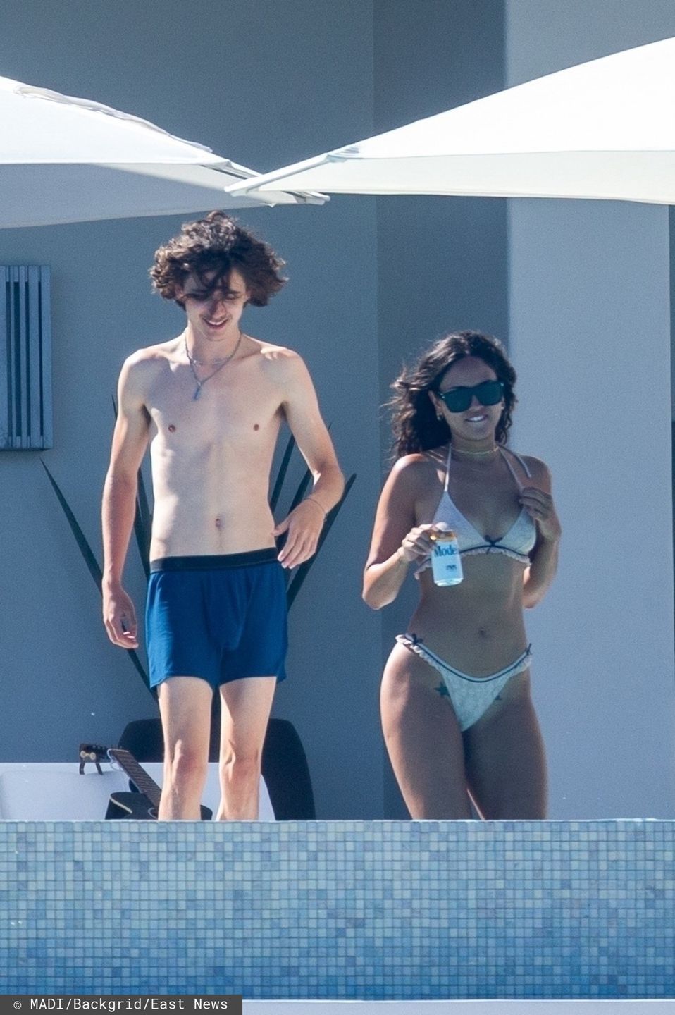 Timothee Chalamet całuje się nad basenem z 30-letnią Eizą Gonzalez