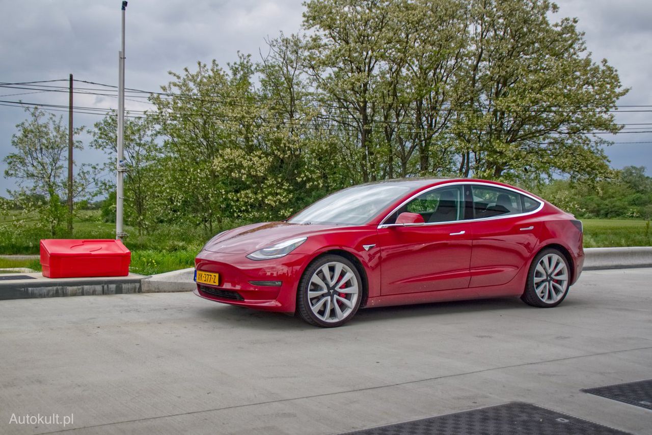 Tesla Model 3 najpopularniejszym autem w Europie. Wyprzedziła Golfa i Clio