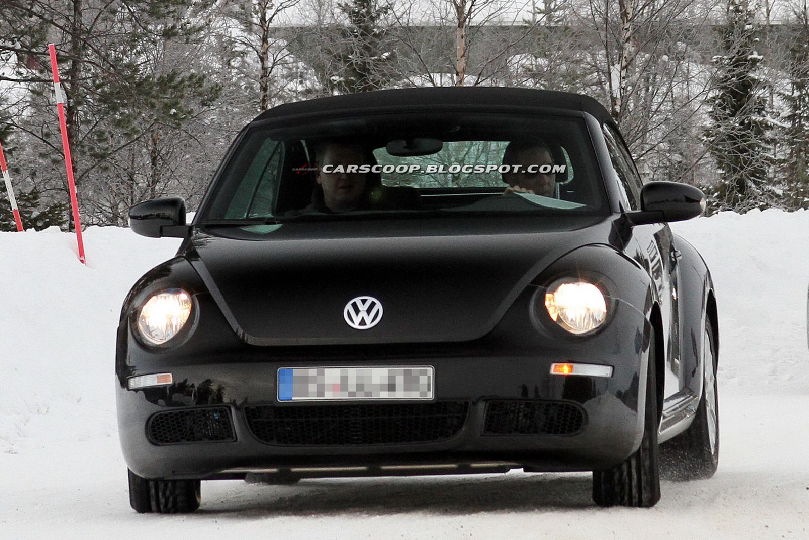 2013 Volkswagen Beetle Cabrio (źródło: Carscoop)