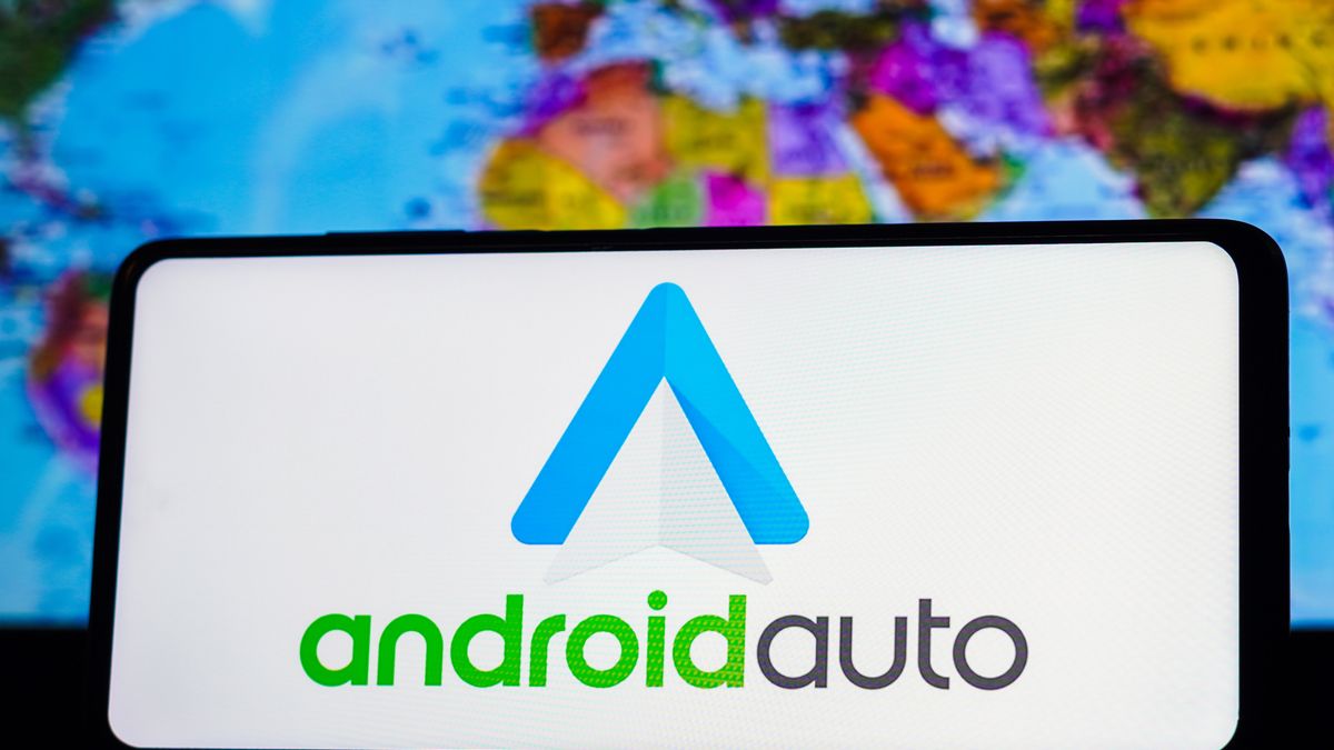 BRAZIL - 2023/03/22: In this photo illustration, the Android Auto logo seen displayed on a smartphone screen. (Photo Illustration by Rafael Henrique/SOPA Images/LightRocket via Getty Images)