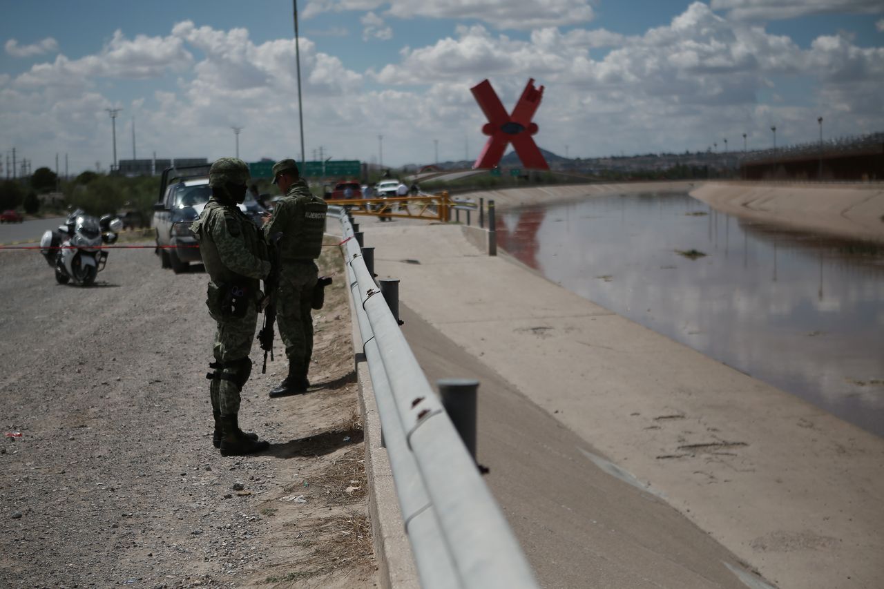 Podczas próby przepłynięcia przez Rio Grande utonęła 5-letnia dziewczynka z Gwatemalii. (Photo by Christian Torres/Anadolu Agency via Getty Images)