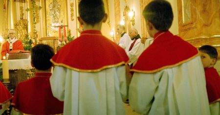 Zarobki ministranta? "Razem z księdzem dzielimy te pieniądze"
