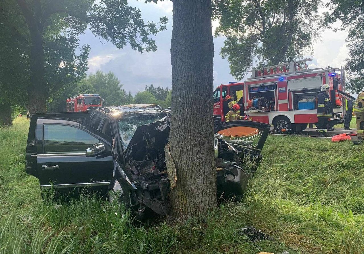 Z niewiadomych przyczyn auto wjechało w drzewo. Pięć osób w szpitalu