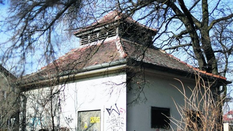 Na tym budynku jest herb Wrocławia ze swastyką