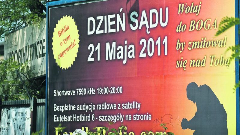 Plakaty na ulicach Krakowa napawają grozą i... reklamują rozgłośnię Family Radio