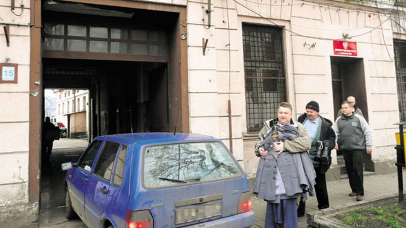 Policjanci przeprowadzkę rozpoczęli w piątek