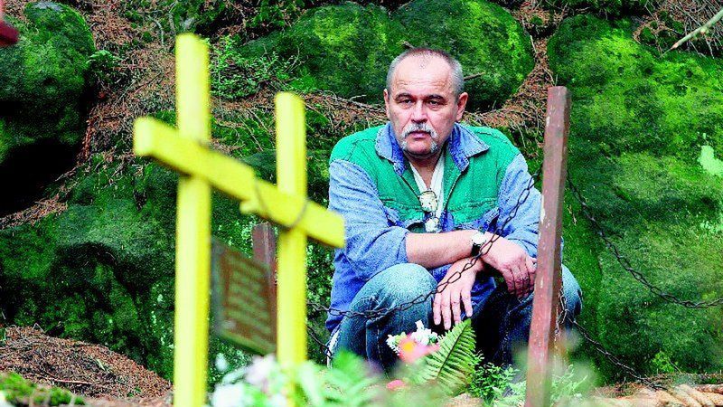 Janusz Bartkiewicz, policjant, który zajmował się sprawą, w miejscu zabójstwa studentów, w górach