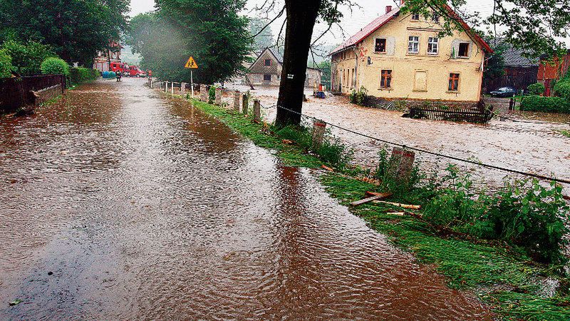 W Karpnikach zalane były drogi i wiele domów