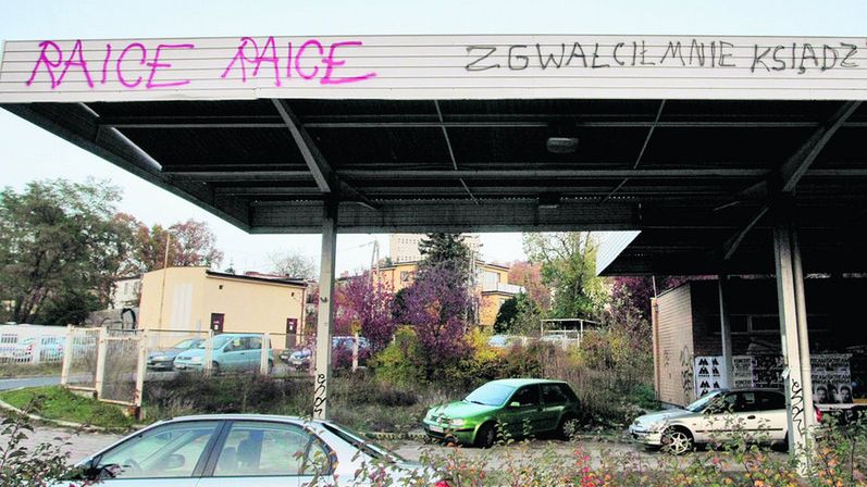 Tak wygląda wulgarny napis przy skrzyżowaniu al. Zwycięstwa i ul. Wielkopolskiej w Gdyni.