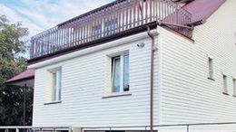 W tym domu w Mnikowie w pobliżu podkrakowskich Liszek ukrywał się Piotr M. Przez 15 lat mężczyzna unikał kary