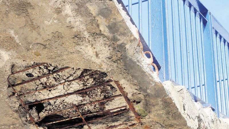 Dziurawa kładka na dworcu grozi katastrofą budowlaną