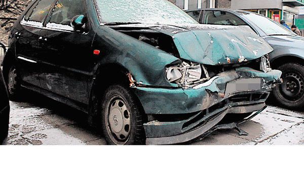 Wrak u zbiegu al. Mickiewicza i al. Kościuszki ozdabia okolice "Centralu" od początku stycznia