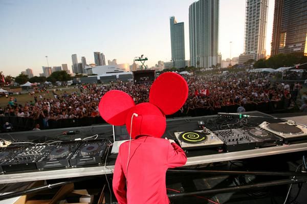 Deadmau5, dwa talerze i mikrofon w DJ Hero 2!