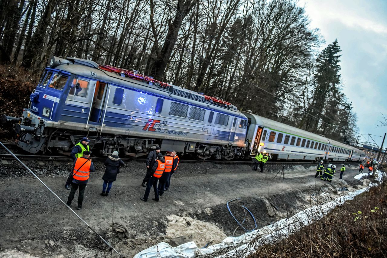 Pociąg uderzył w tira. "Szlaban był podniesiony"