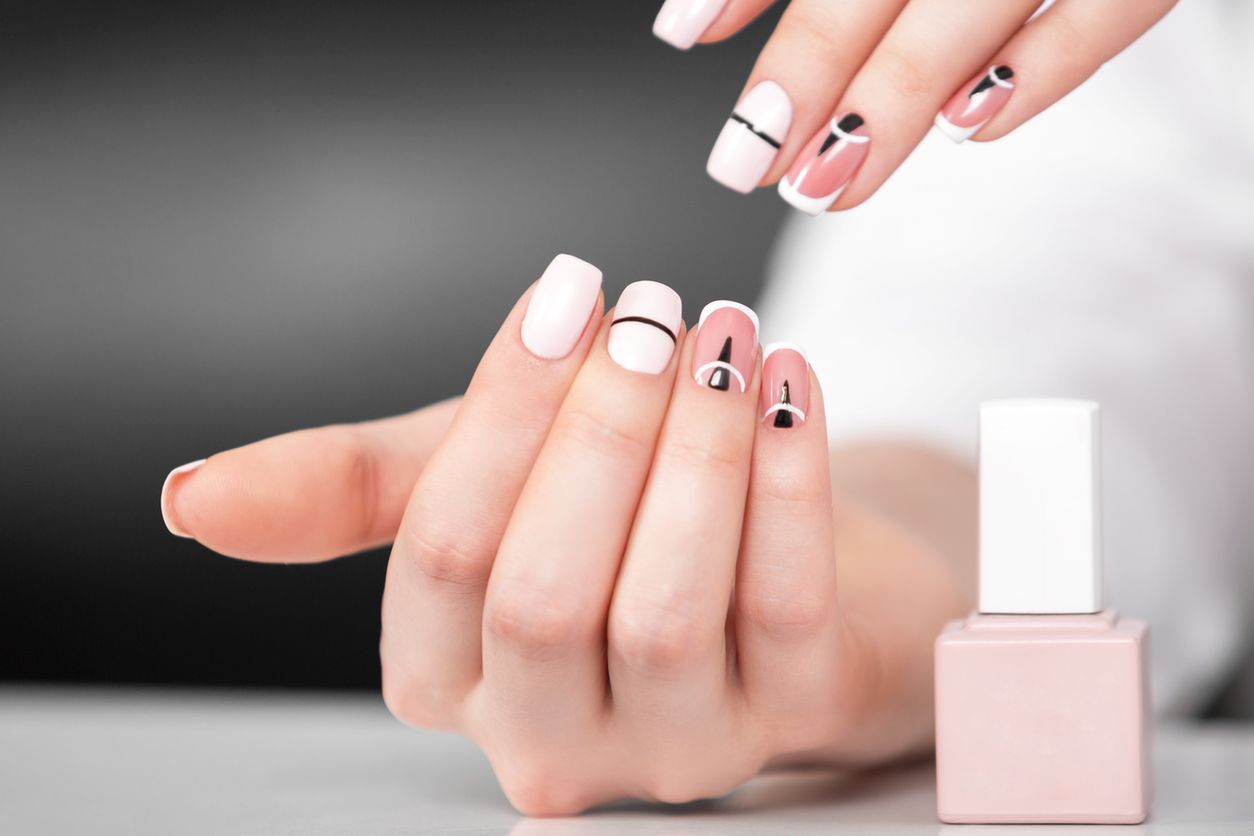 Delikatne paznokcie. Minimalistyczny manicure w najmodniejszych odsłonach