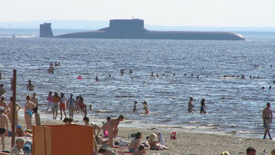 Okręt podwodny Tajfun przepływający w pobliżu plaży.