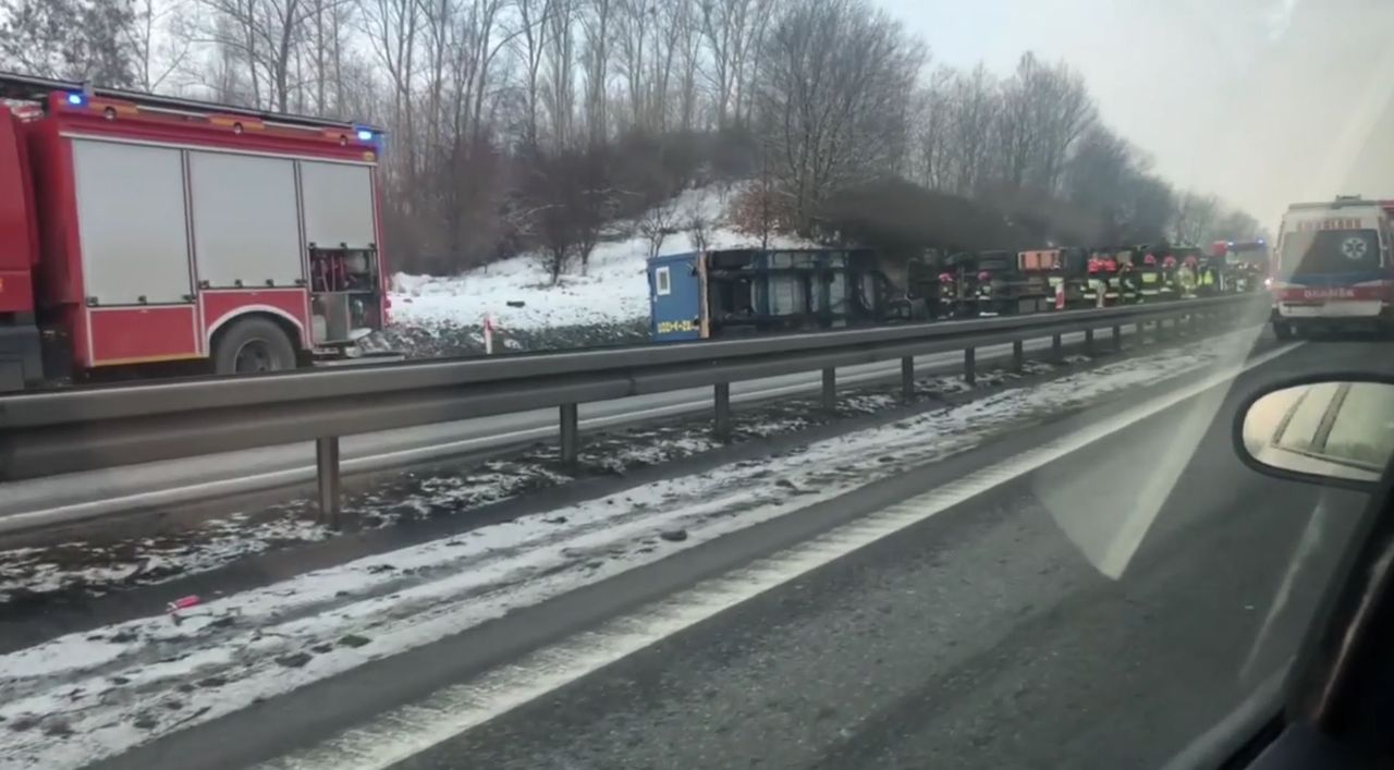 Wypadek na obwodnicy Trójmiasta. Ciężarówka przewrócona na boku