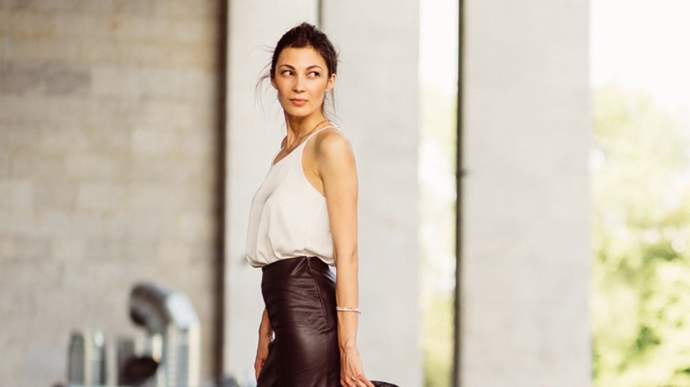 Skórzana spódnica o odpowiednim kroju wpisze się także w biurowy dress code