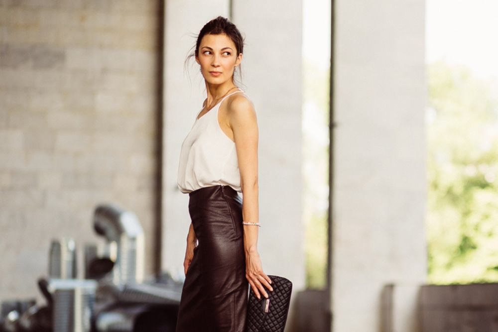 Skórzana spódnica o odpowiednim kroju wpisze się także w biurowy dress code