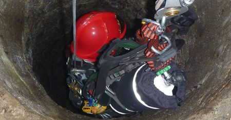 Pies wpadł do 30-metrowej studni. Uratowali go strażacy