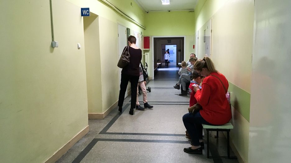 Mężczyzna czeka na decyzję sądu.