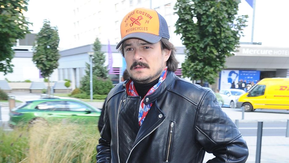 Dawid Ogrodnik ustawił się w kolejce przed sklepem