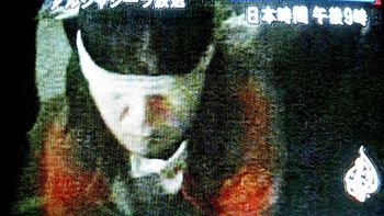 Na zdjęciu z obrazu TV Al Dżazira: japońska zakładniczka Mahoko Takato z zawiązanymi oczami, jedna z trzech cywilów wziętych do niewoli w Iraku
