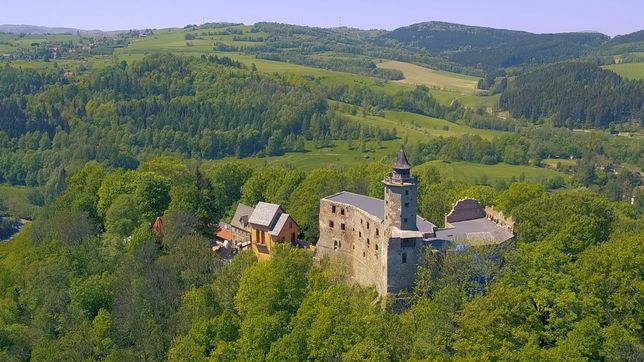 Zamek Grodno leży w południowej części Gór Wałbrzyskich na szczycie góry Choina wznoszącej się nad lewym brzegiem Bystrzycy 