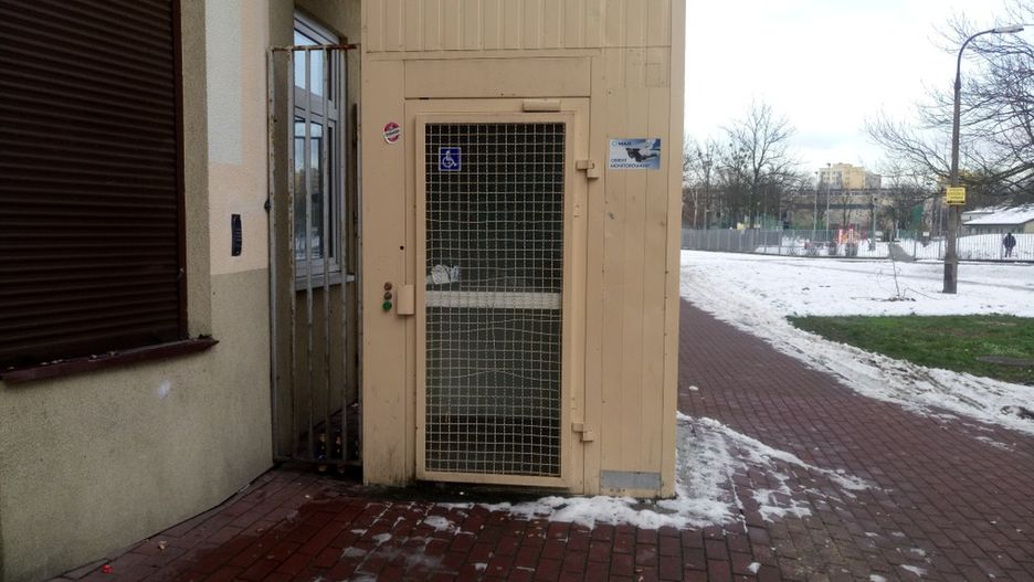 Zamiast windy, postawiono dźwig