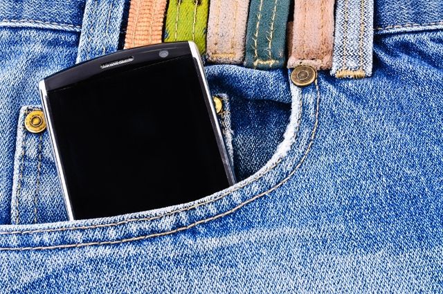 Trzymanie telefonu blisko genitaliów może wpłynąć na liczbę plemników