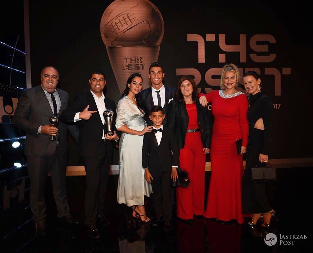 Cristiano Ronaldo z rodzną odebrał nagrodę