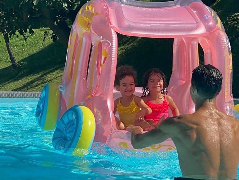 Cristiano Ronaldo z dziećmi w basenie