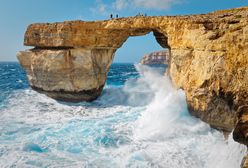 Lazurowe Okno na Malcie nie istnieje. Zobacz więc Łuk Manneporte we Francji i jaskinię Benagil w Portugalii
