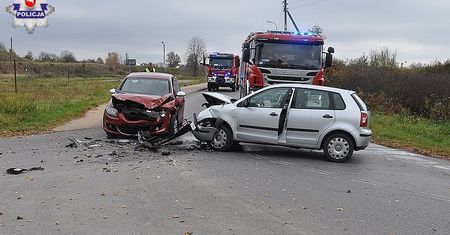 Dęblin: Doszło do zderzenia czołowego dwóch pojazdów osobowych