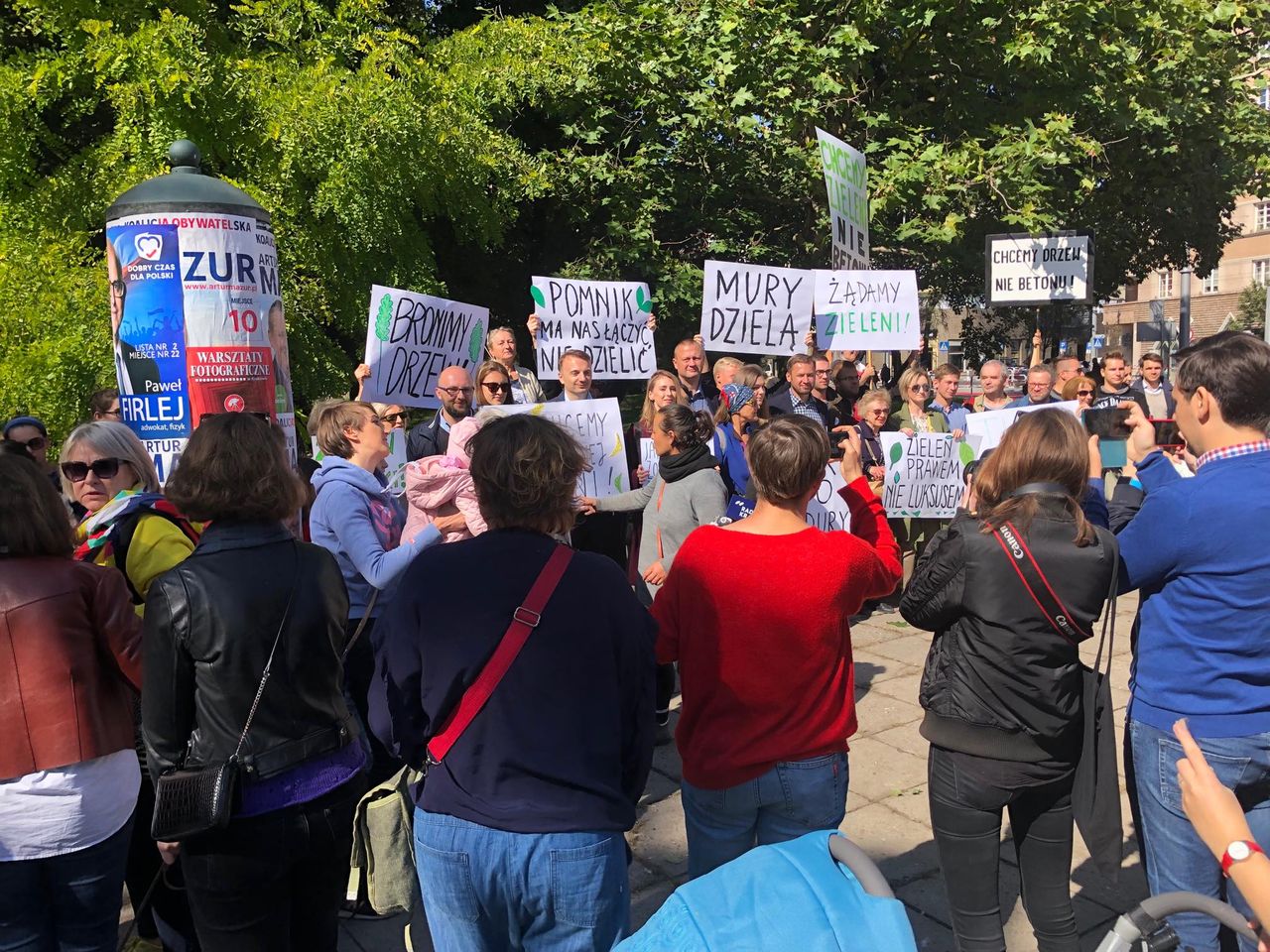 Kraków. Protest mieszkańców przeciwko rewitalizacji. Wol�ą zieleń zamiast betonu