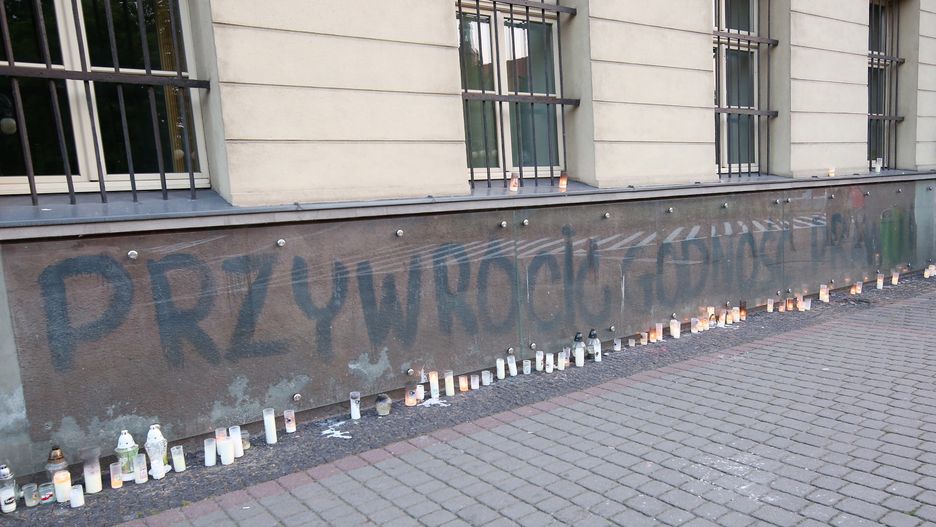 Poseł PiS chce konsekwencji za świece przed sądami